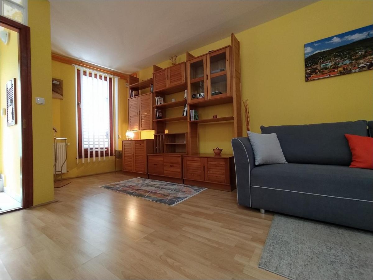 Keltaur Studio Apartman With Garage Apartment Pecs Luaran gambar