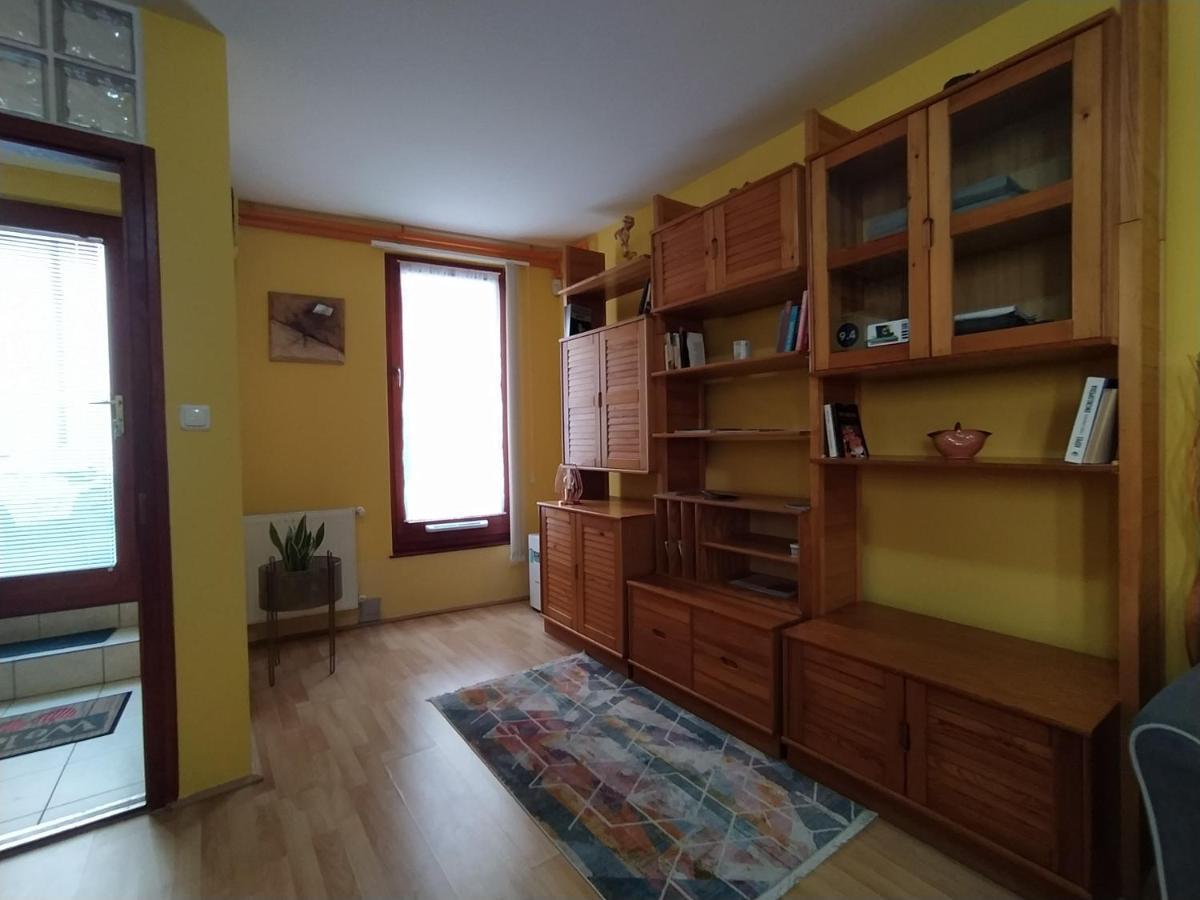 Keltaur Studio Apartman With Garage Apartment Pecs Luaran gambar