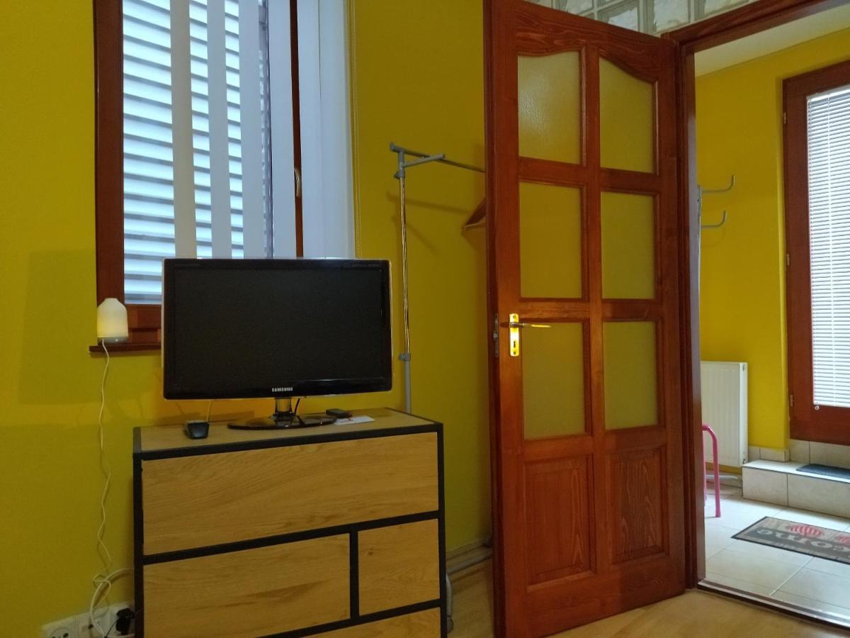 Keltaur Studio Apartman With Garage Apartment Pecs Luaran gambar